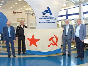 Визит на предприятие командира крейсера «Слава» с 1984 по 1988 год Виктора Крикунова